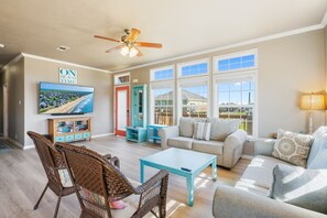 TV - Toes In The Sand - 3 bedroom with gulf view and easy beach access - 3 bedroom (Crystal Beach)