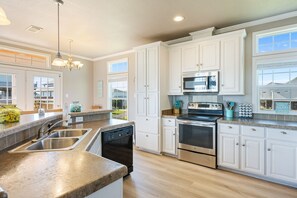 Fridge, microwave, dishwasher, coffee/tea maker - Toes In The Sand - 3 bedroom with gulf view and easy beach access - 3 bedroom (Crystal Beach)