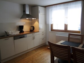 Kylskåp, spishäll, diskmaskin och kaffe- och tebryggare