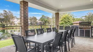 Outdoor dining - Mibilla House in Sussex Inlet (Sussex Inlet)