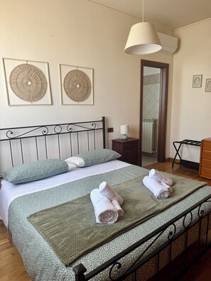 3 chambres, fer et planche à repasser, Wi-Fi, draps fournis