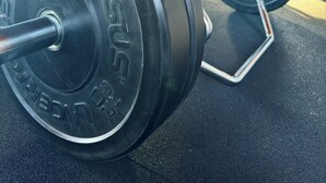 A weightlifting area with barbells and weight plates. - Villa Giulia Apartment Assisi - Relax with a View on the Umbrian Hills (Assisi)