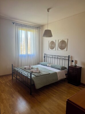 3 bedrooms, iron/ironing board, WiFi, bed sheets