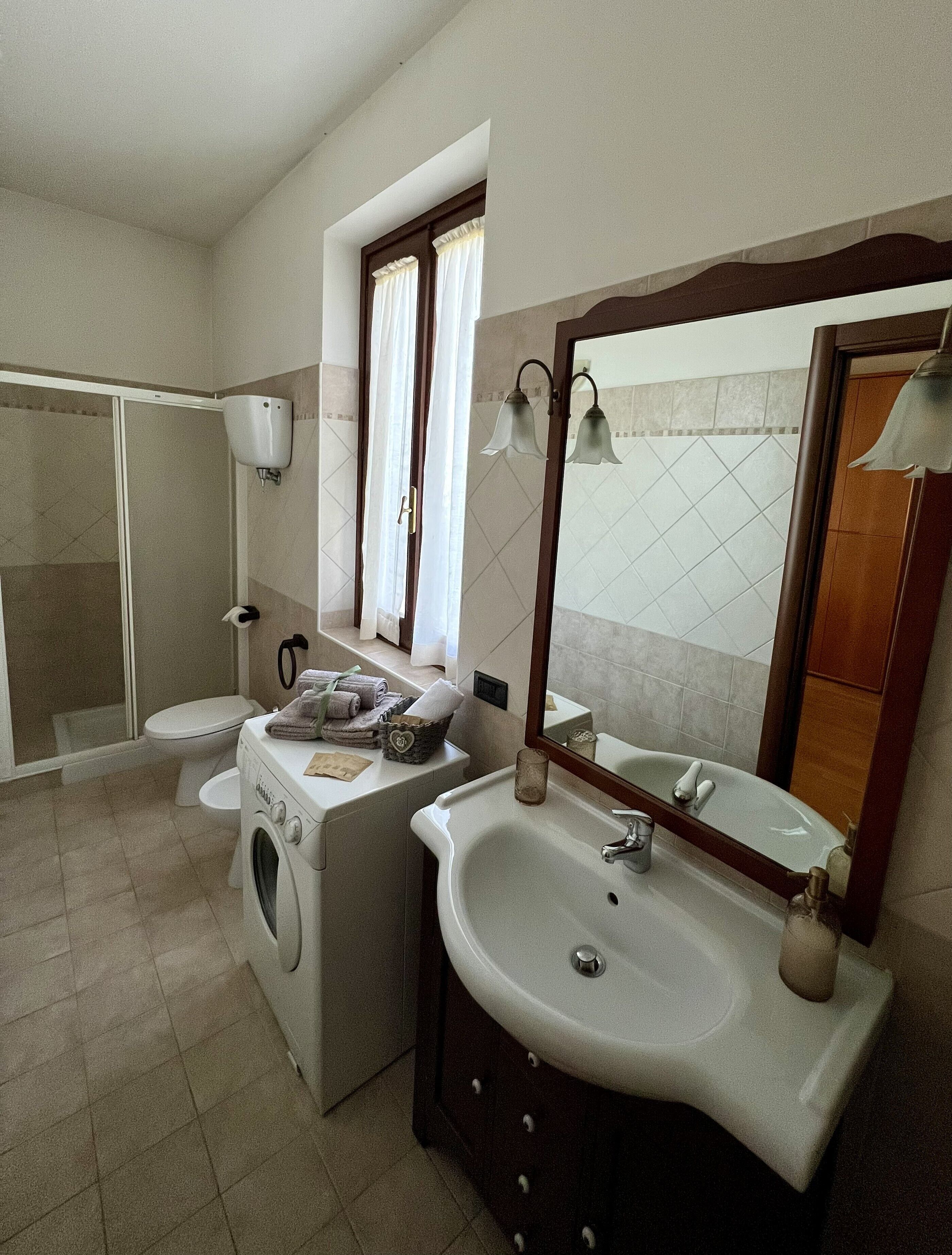 Sèche-cheveux, bidet, serviettes fournies, savon