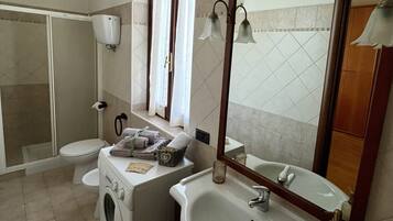 SĂšche-cheveux, bidet, serviettes fournies, savon