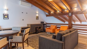 Ein moderner Wohnbereich im Loft-Stil mit Kamin, Sitzgelegenheiten und einem Esstisch.