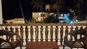 Deluxe tweepersoonskamer, balkon, uitzicht op tuin | Terras