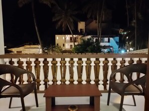 Habitación doble Deluxe, balcón, vista al jardín | Terraza o patio