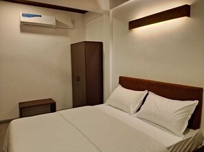 Escritorio, espacio para trabajar con laptop y wifi gratis 