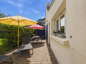 Outdoor dining - House for 4 with garden and terrace in a quiet area (Sarzeau)