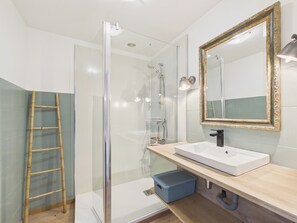 Shower, hair dryer - House for 4 with garden and terrace in a quiet area (Sarzeau)