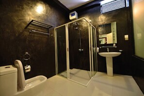 Chambre Double Deluxe, vue jardin | Salle de bain