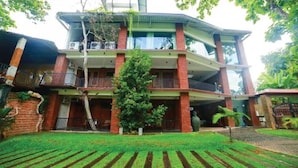 Un edificio de varios pisos con un patio central, balcones y fachada de ladrillo.