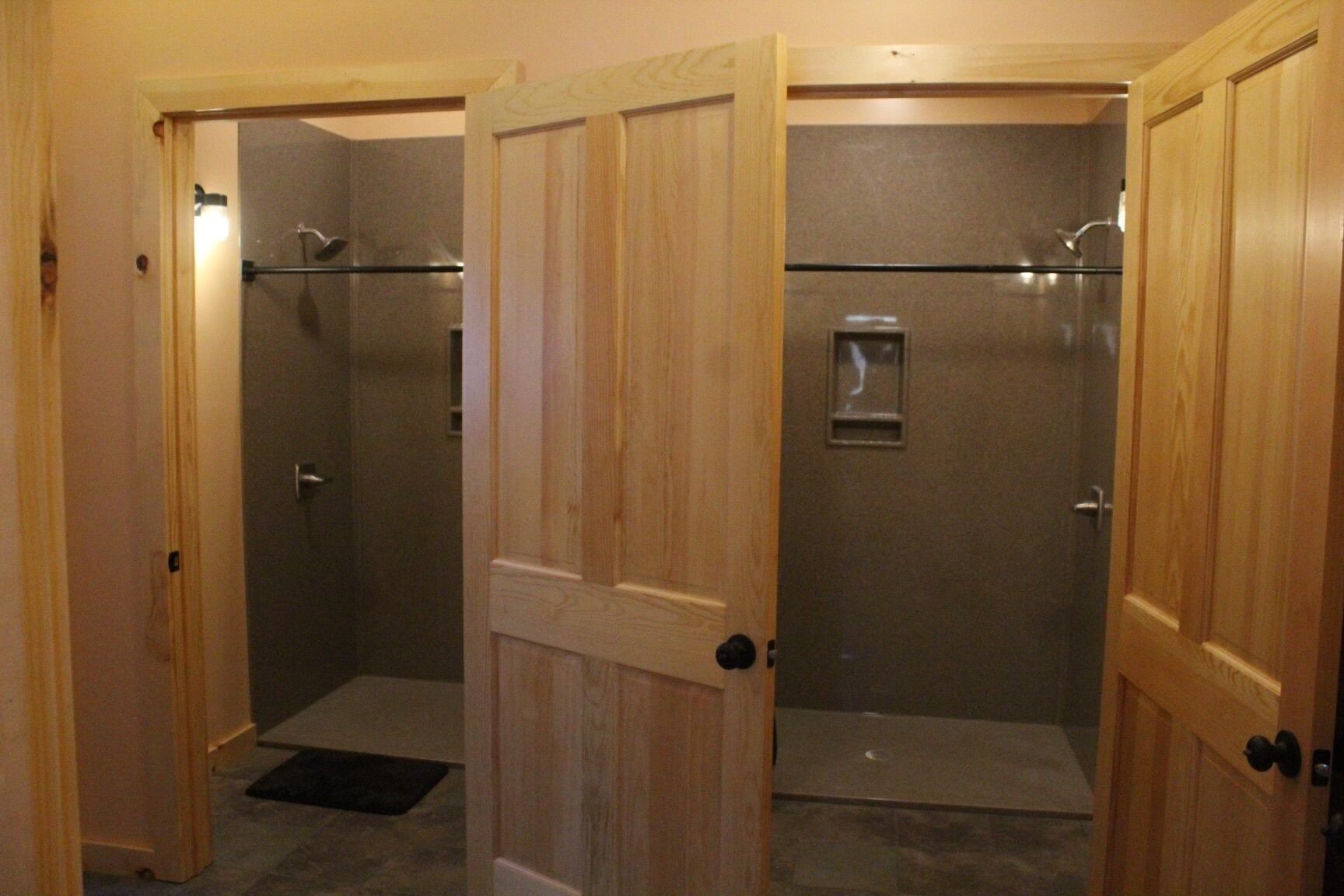 Douche, serviettes fournies, papier toilette