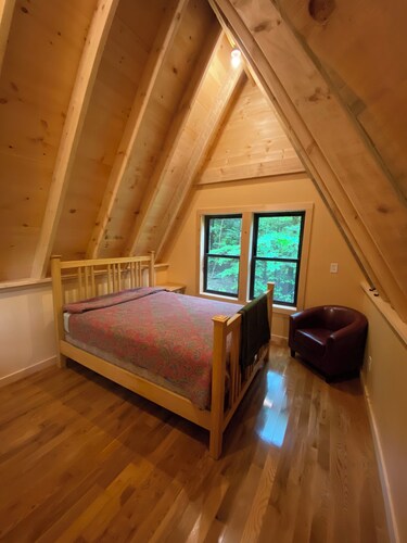 Taborton Harvest-Fiddlehead cabin in cool Sand Lake perfect for relaxing getaway