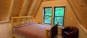 Taborton Harvest-Fiddlehead cabin in cool Sand Lake perfect for relaxing getaway