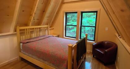 Taborton Harvest-Fiddlehead cabin in cool Sand Lake perfect for relaxing getaway