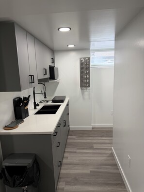 Private kitchen - Cozy Modern home (Winnipeg)