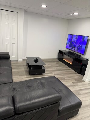 Smart TV y chimenea 
