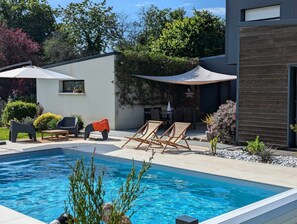 Pool - Bed and Breakfast 'Chambre La Houle' with Shared Pool, Shared Terrace and Wi-Fi (Plouër-sur-Rance)