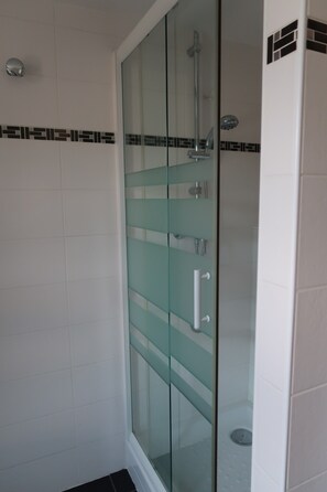Shower, hair dryer, towels - Bed and Breakfast 'Chambre La Houle' with Shared Pool, Shared Terrace and Wi-Fi (Plouër-sur-Rance)