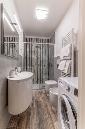 Basic Triple Room, Courtyard View | Bilik Mandi | Pancuran mandi, pengering rambut, bidet, tuala disediakan 