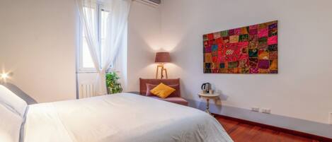 Habitación triple básica, vista al patio | Insonorización