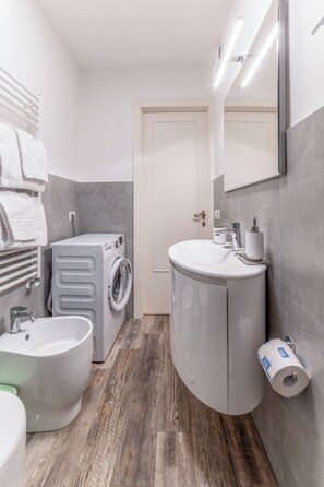 Basic Triple Room, Courtyard View | Bilik Mandi | Pancuran mandi, pengering rambut, bidet, tuala disediakan 