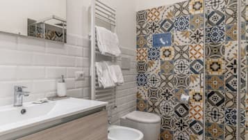 Tripla Classic, vista cortile | Bagno