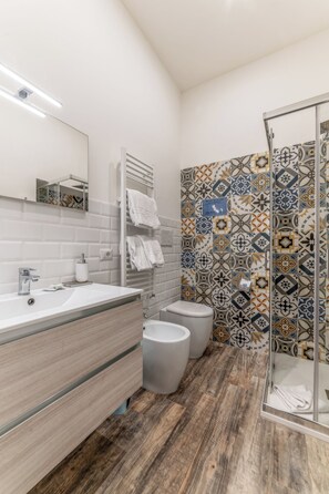 Tripla Classic, vista cortile | Bagno