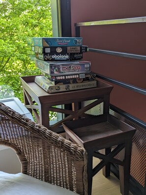 Game room - Bed and Breakfast 'Chambre Port Briac' with Shared Pool, Shared Terrace and Wi-Fi (Plouër-sur-Rance)