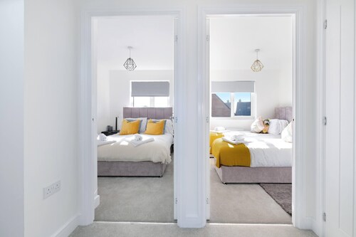 Luxaura 5 Bedroom 3 Bath Service House w/ Parking