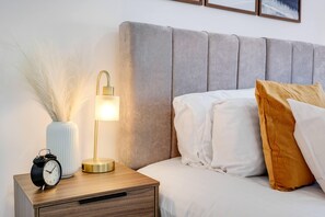 Standard House | Bed sheets - Luxaura 5 Bedroom 3 Bath Service House w/ Parking (Aylesbury)