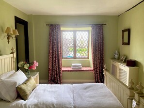 6 bedrooms, iron/ironing board, WiFi, bed sheets - Historic Country House with Indoor Pool in the Cotswolds (King's Sutton)