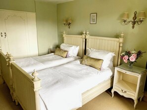 6 bedrooms, iron/ironing board, WiFi, bed sheets - Historic Country House with Indoor Pool in the Cotswolds (King's Sutton)