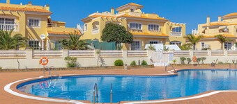 Ares Home: relax by the golf course with garden, BBQ, pool & Wi-Fi
