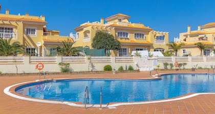 Ares Home: relax by the golf course with garden, BBQ, pool & Wi-Fi