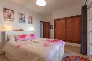 2 bedrooms, iron/ironing board, WiFi, bed sheets - Ares Home: relax by the golf course with garden, BBQ, pool & Wi-Fi (Antigua)