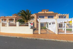 Exterior - Ares Home: relax by the golf course with garden, BBQ, pool & Wi-Fi (Antigua)
