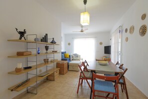 Dining - Ares Home: relax by the golf course with garden, BBQ, pool & Wi-Fi (Antigua)