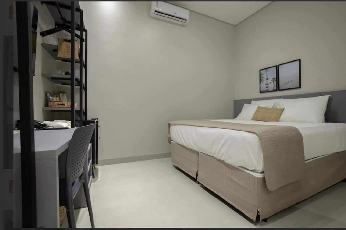 Habitación Confort con 1 cama matrimonial o 2 individuales, para no fumadores | Minibar, caja de seguridad en la habitación y muebles diferentes