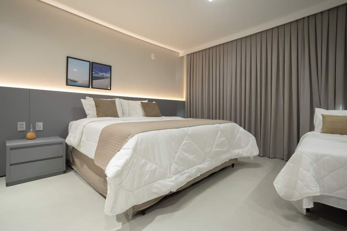 Suite Premium | Minibar, caja de seguridad en la habitación y muebles diferentes