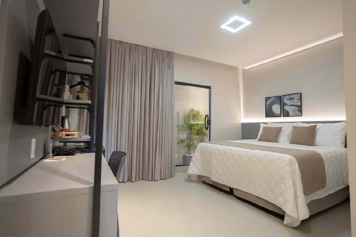 Habitación Deluxe con 1 cama matrimonial o 2 individuales | Minibar, caja de seguridad en la habitación y muebles diferentes