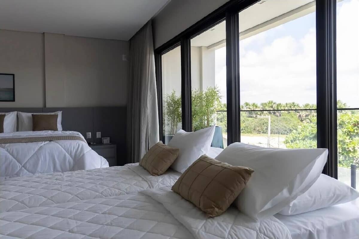 Minibar, caja de seguridad en la habitación y muebles diferentes