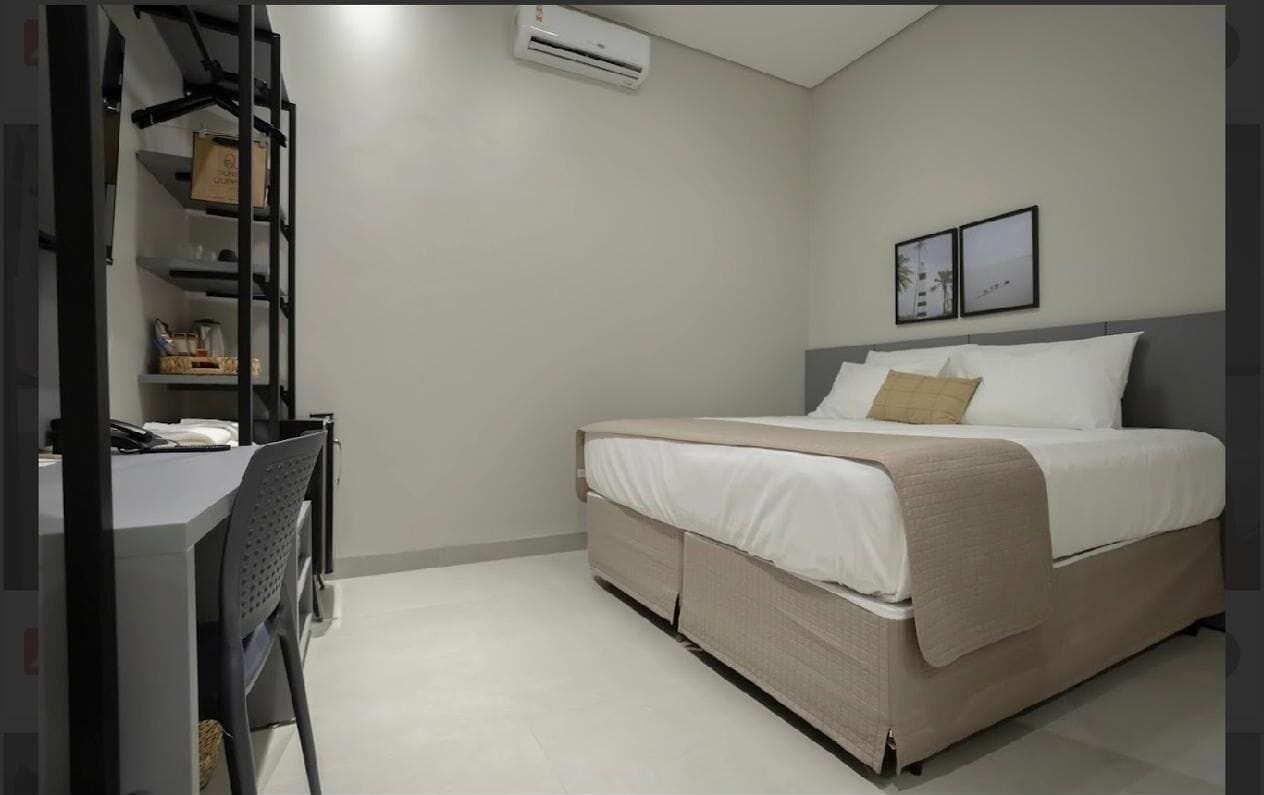 Minibar, caja de seguridad en la habitación y muebles diferentes 