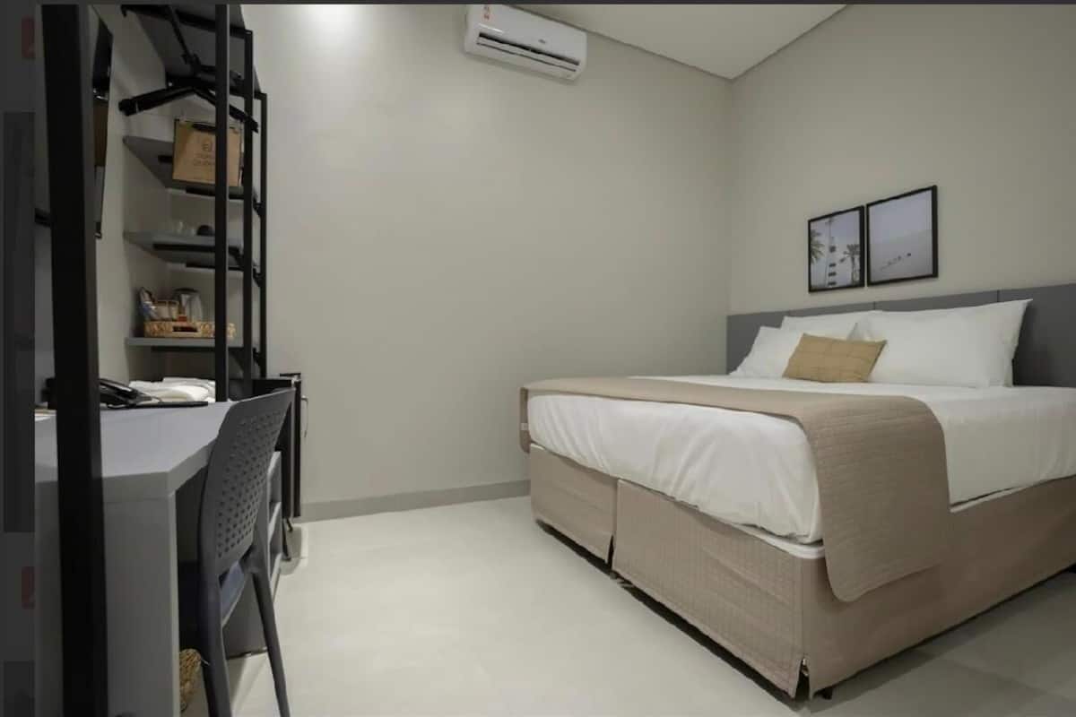 Minibar, caja de seguridad en la habitación y muebles diferentes