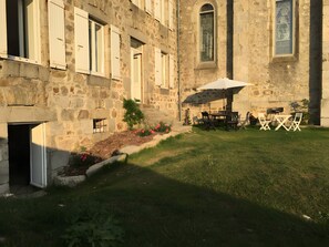 Outdoor dining - Maison 'Lilas Rose' 300m², 12 guests, private garden and barbecue (Le Mas-de-Tence)