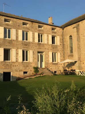 Exterior - Maison 'Lilas Rose' 300m², 12 guests, private garden and barbecue (Le Mas-de-Tence)