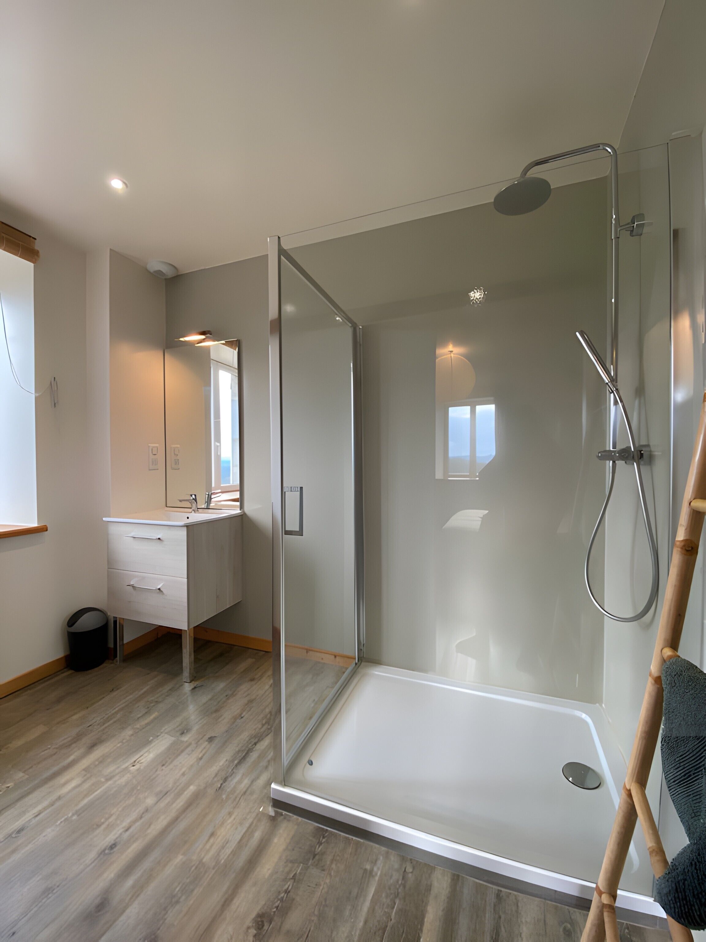 Douche, sèche-cheveux, serviettes fournies