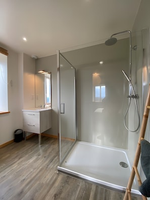 Shower, hair dryer, towels - Maison 'Lilas Rose' 300m², 12 guests, private garden and barbecue (Le Mas-de-Tence)